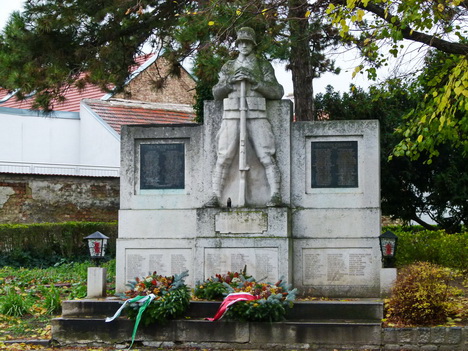 Kriegerdenkmal Wien-Oberlaa(2).jpg