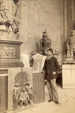 Zumbusch im Atelier, hinter ihm ein Modell des Maria-Theresien-Denkmals, 1892