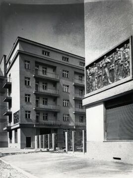 Fassade Strindberggasse des Strindberghofes mit den Reliefplatten von <!--LINK'" 0:0-->.