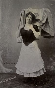 Rollenfoto von Hansi Niese als Wäschermädel in der gleichnamigen Operette von Rudolf Raimann, 1905