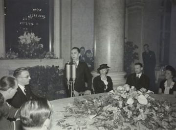 Joseph Goebbels bei einem Empfang der Film- und Bühnenschaffenden in der <!--LINK'" 0:3-->; links von ihm <!--LINK'" 0:4-->, rechts: die Gattin Seyß-Inquarts, Staatssekretär Kajetan Mühlmann und <!--LINK'" 0:5--> (1938)