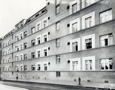 Wohnhausanlage Pilgerimgasse - Fassade Loeschenkohlgasse.jpg