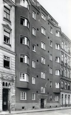 Volkswohnhaus Khunngasse 20 - Fassade.jpg