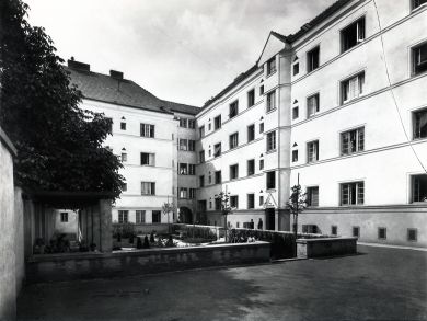Wohnhausanlage Meißnergasse - Innenhof.jpg