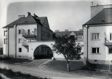 Wohnhausanlage Josef-Baumann-Gasse - Fassade Josef-Baumann-Gasse, Teilansicht.jpg