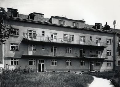 Wohnhausanlage Christian-Bucher-Gasse - hofseitige Fassade.jpg