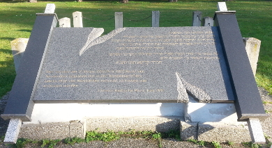 Gedenkstein für geschändete Thorarollen Zentralfriedhof Tor 4, 1110.jpg