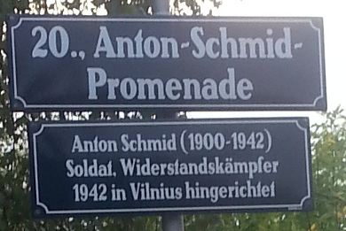 Erläuterungstafel Anton Schmid, 1200 Gürtelbrücke.jpg