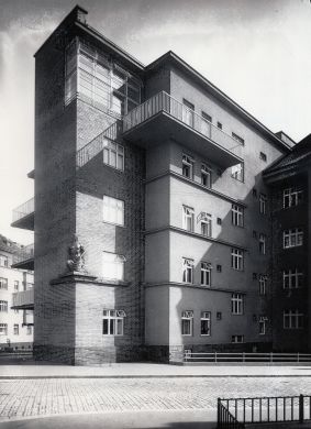 Wohnhausanlage Weinzierlgasse - Fassade Ecke Weinzierlgasse Onno-Klopp-Gasse mit Plastik von Ferdinand Opitz.jpg