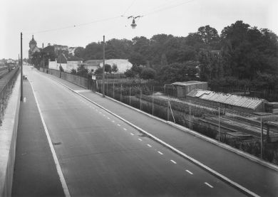 Wientalstraße am Hietzinger Kai bei der Braunschweiggasse; im Hintergrund ist das Bezirksamt Hietzing zu erkennen, 1937.