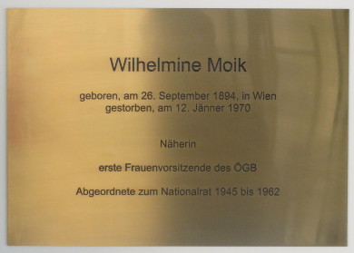 Gedenktafel Wilhelmine Moik, 1020 Johann-Böhm-Platz 1.JPG