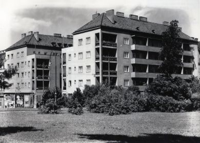 Wohnhausanlage Geyschlägergasse - Fassade vom Märzpark aus gesehen.jpg