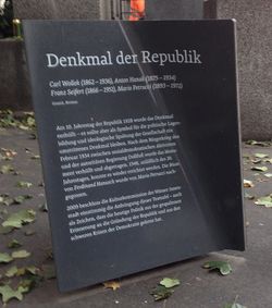 Zusatztafel beim Denkmal der Republik, 1010.JPG
