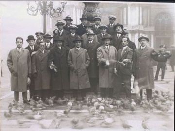 Auch das <!--LINK'" 0:0--> machte seine Erfahrung mit Tauben. Hier 1924 in Genua.