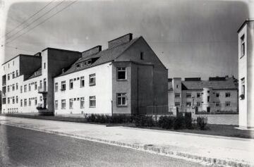 Eduard-Popp-Hof: Fassade Biraghigasse 38-42