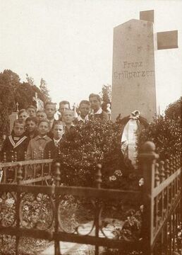 Wiener Schulkinder am Grab von Franz Grillparzer auf dem <!--LINK'" 0:1-->, 1919