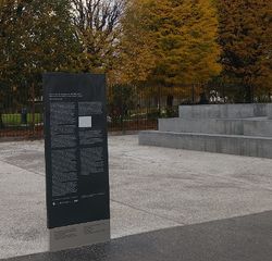 Informationstafel Denkmal für die Verfolgten der NS-Militärjustiz, 1010 Ballhausplatz.jpg
