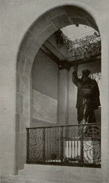Südlicher Klosterhof mit Marco-d' Aviano-Denkmal, 1935
