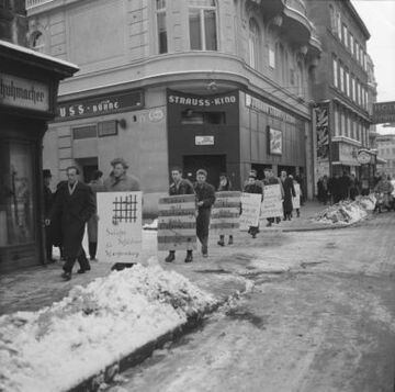 Demostration vor dem Strauss-Kino (29. Jänner 1956)