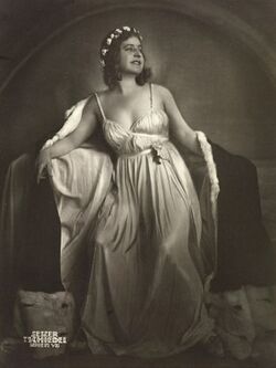 Rosa Albach-Retty als Königin in Garten der Jugend von Thaddäus Rittner, Burgtheater, 1917.jpg