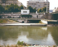 Alserbachkanal-friedensbrücke-1990.jpg