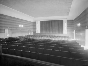 Zuschauerraum des Kinos Kagran mit Vorhang (14. Jänner 1936)