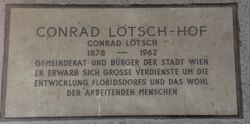 Gedenktafel Conrad Lötsch, 1210 Floridsdorfer Markt 9-14.jpg