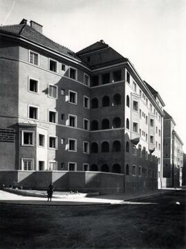 Städtische Wohnhausanlage Meiselstraße 67-69: Ecke Sebastian-Kelch-Gasse/ Cervantesgasse