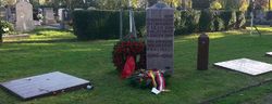 Ergänzung von Namenstafeln beim Denkmal für österreichische Spanienkämpfer, Zentralfriedhof, Gruppe 28.jpg