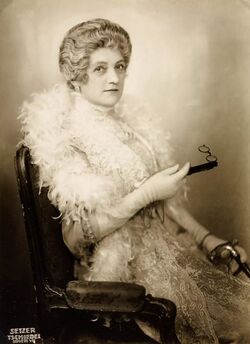 Hedwig Bleibtreu als Beatrix; Rollenbild aus Der Schwan von Molnár, Burgtheater, 1921.jpg