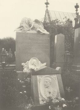 Grabdenkmal für Raimund Grübl (Potraitmedaillion im Vordergrund), gestaltet von <!--LINK'" 0:0-->, aufgenommen um 1910
