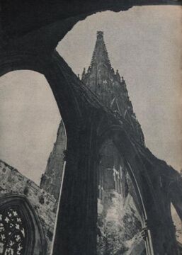Blick durch eingestürzte Gewölbe auf den Südturm, 1945