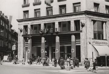 Das ehemalige Geschäftshaus nach der Adaptierung für Opel zur Zeit der Werbung für die NS-Volksabstimmung im April 1938