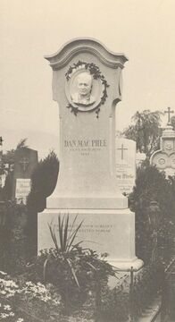 Grabdenkmal für den US-amerikanischen Trabrennfahrer Dan Mac Phee auf dem <!--LINK'" 0:0-->, gestaltet von Franz Seifert, Aufnahme um 1910
