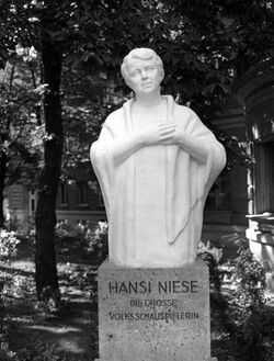 Hansi-Niese-Denkmal.jpg