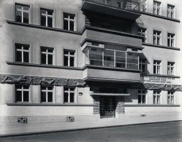 Wohnhausanlage Hickelgasse 11: plastischer Fries von Arthur Fleischmann an der Fassade