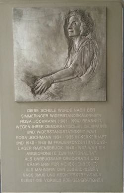 Gedenktafel Rosa Jochmann, Rosa-Jochmann-Schule, 1110, Fuchsröhrenstraße 21-25.jpg