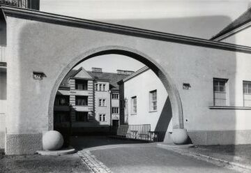 Städtische Wohnhausanlage Josef-Baumann-Gasse 65-67: Einfahrt Josef-Baumann-Gasse