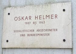 Gedenktafel Oskar Helmer, 1210 Meriangasse 5.JPG