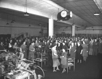 Blick in eine Fabrikshalle von Siemens & Halske, 3., Apostelgasse 12-14, um 1950