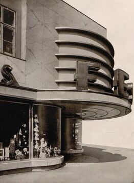 Favoritenstraße 92, Portal des Warenhauses Fessl, gestaltet von Leopold Liebl, 1932