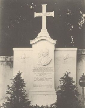 Grabdenkmal für Adolf und Modesta Weiss von Tessbach auf dem <!--LINK'" 0:0-->, gestaltet von Kaspar Zumbusch, Aufnahme um 1910