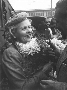 Liane Haid umringt von Reportern bei der Ankunft in Wien (1953)