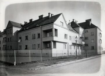 Städtische Wohnhausanlage Josef-Baumann-Gasse 65-67: Fassade Raffaltplatz (heute: Vorwärtsplatz)