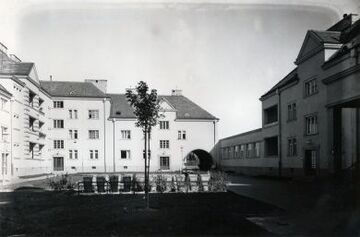 Städtische Wohnhausanlage Josef-Baumann-Gasse 65-67: Innenhof