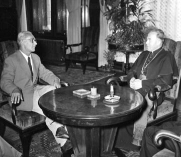 Erzbischof Franz König im Gespräch mit Bürgermeister <!--LINK'" 0:0--> (10.7.1956)