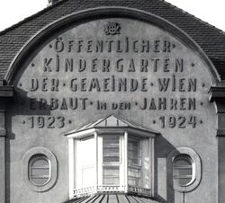 Kindergarten Herzgasse Inschrift.jpg