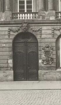 Von Joseph Treitl gestiftete Uhr rechts neben dem Portal der Akademie der Wissenschaften, um 1900