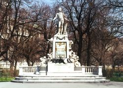 Mozartdenkmal.jpg