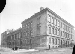 Volksschule der Stadt Wien (10., Herzgasse), Außenansicht.jpg
